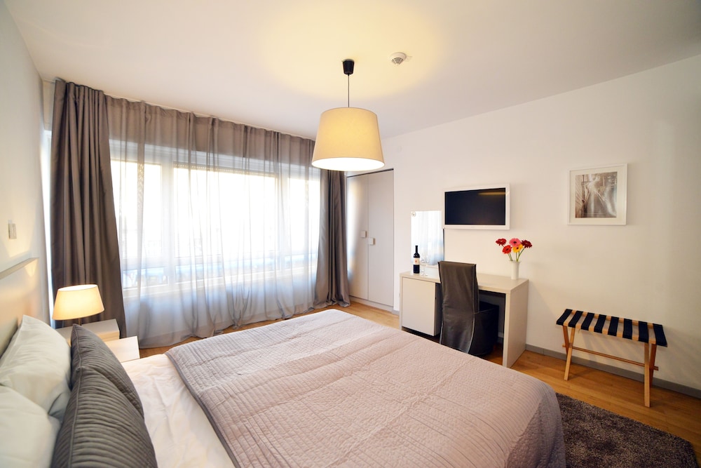 ROOM, DOUBLE BED
