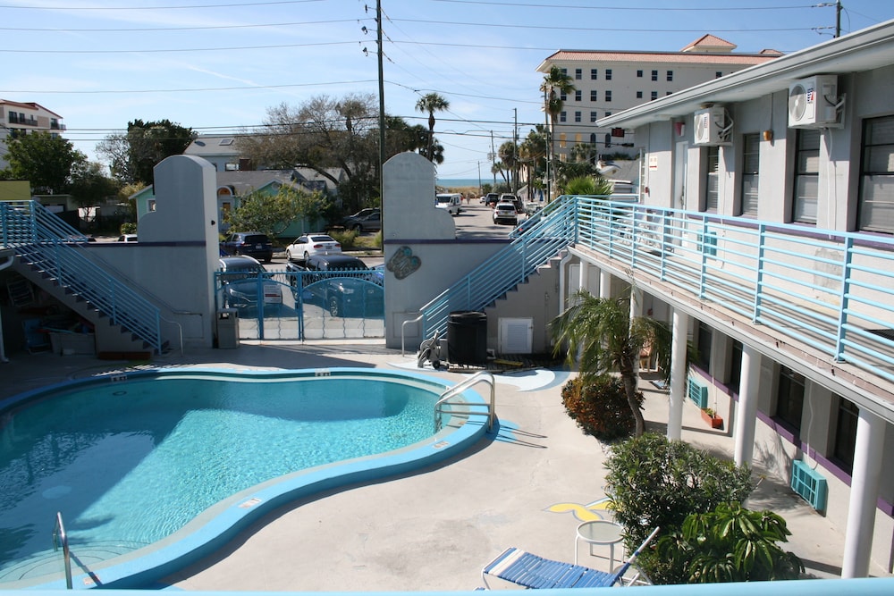 Royal North Beach All Suites 9/57