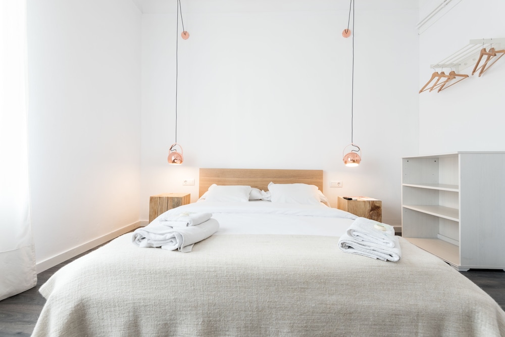 STANDARD, DOUBLE BED, SHARED BATHROOM