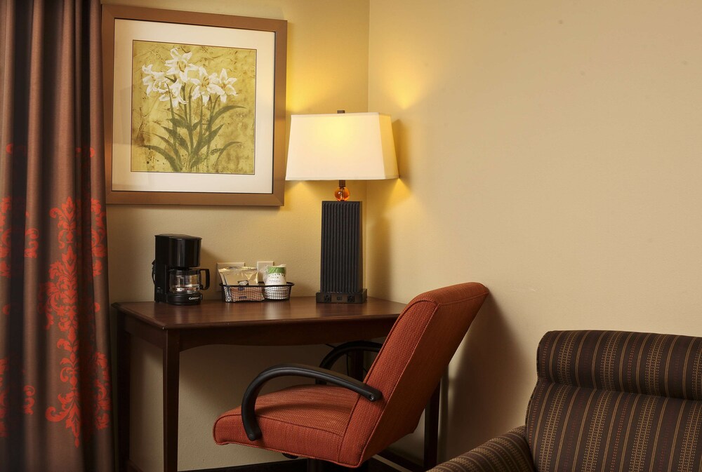 Hampton Inn Suites Fargo Medical Center 29/36
