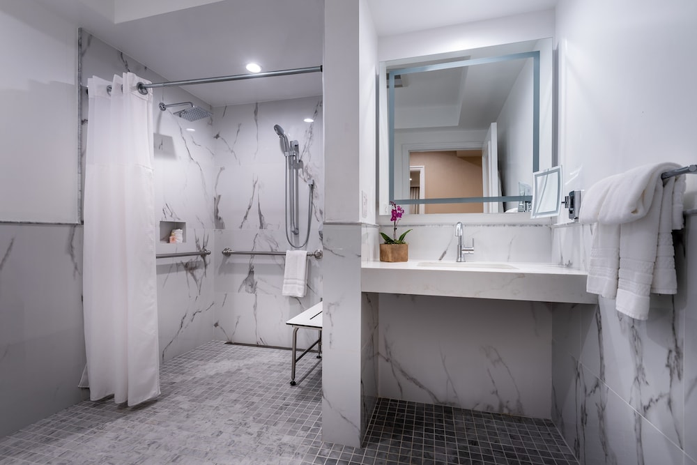 Plaza, Luxury, Suite, 2 Double Beds، Beverly Hills Plaza Hotel & Spa 4/6