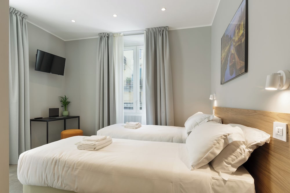 ROOM, DOUBLE BED