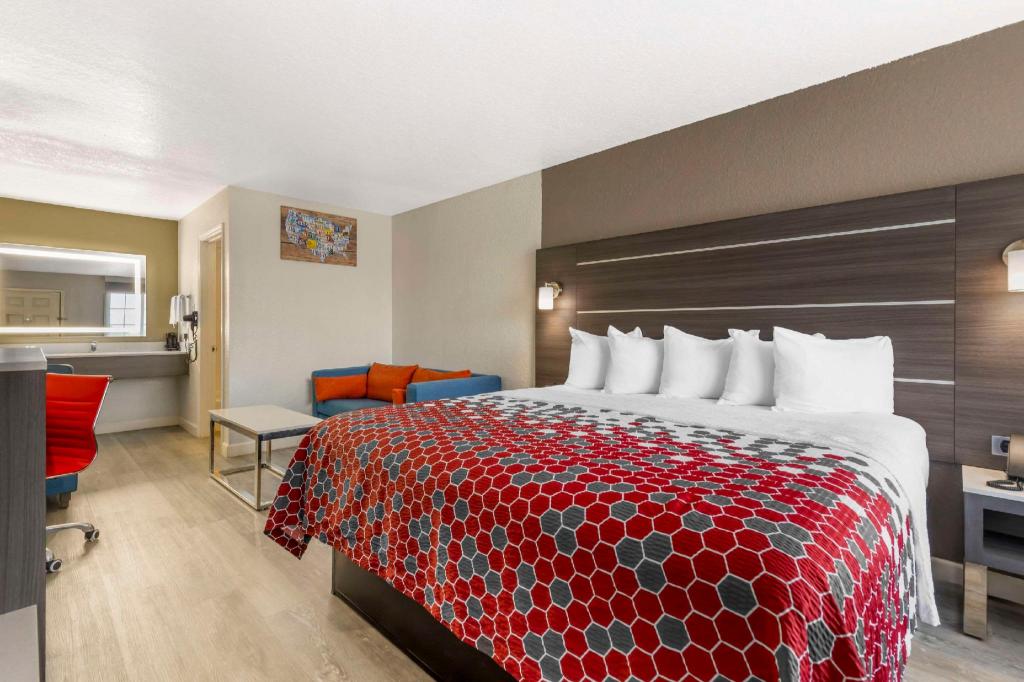 SUITE, KING BED