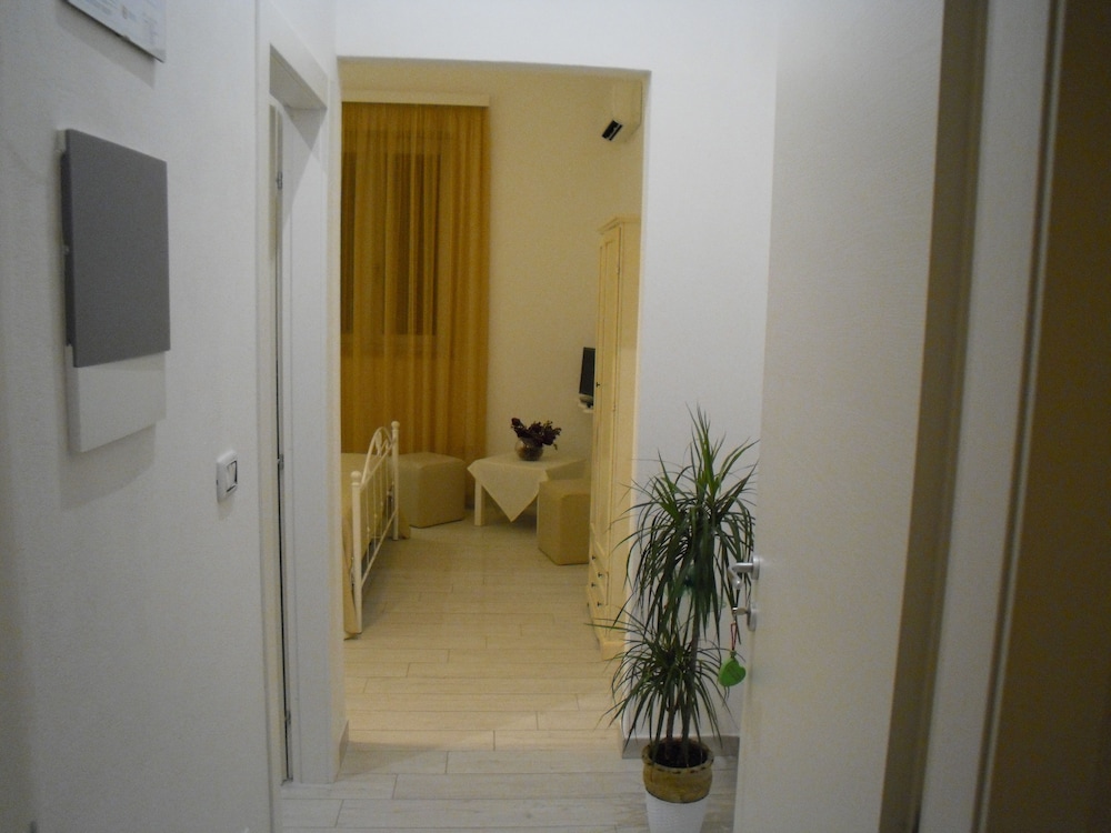 Reverse Hotel 1/24