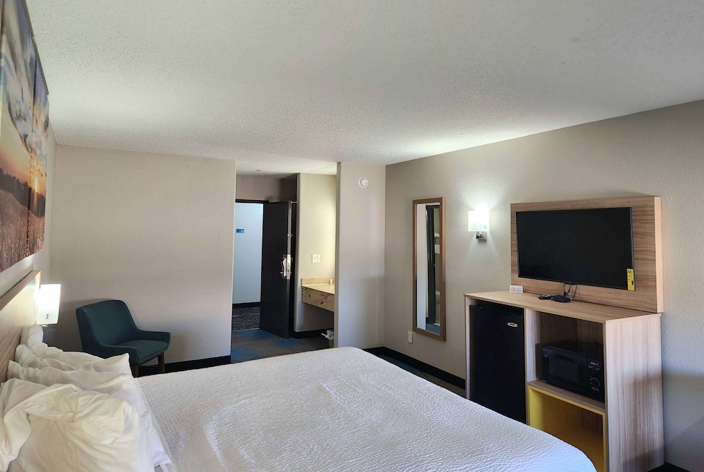 Days Inn & Suites By Wyndham New Iberia 5/27