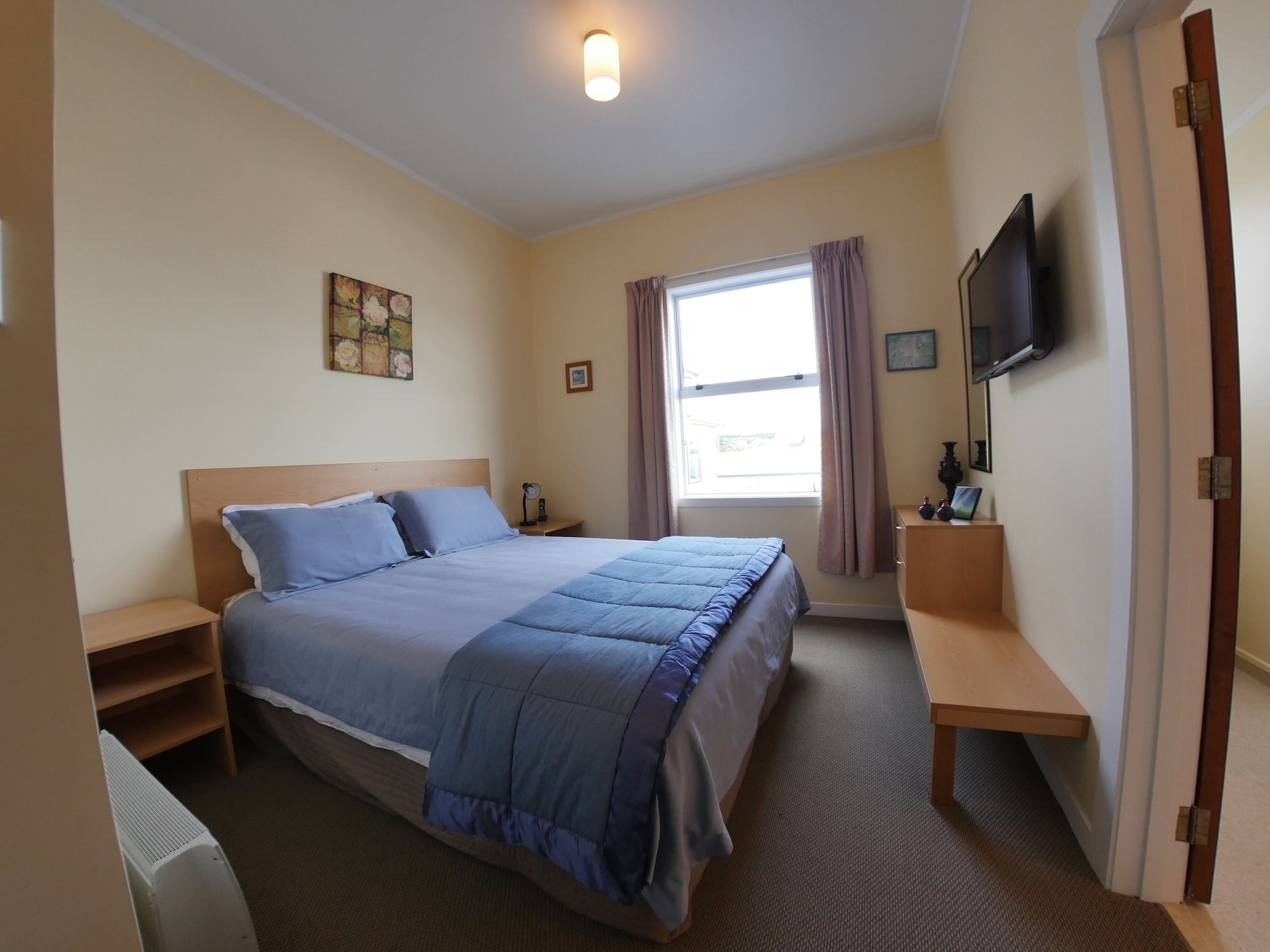 ROOM, QUEEN BED