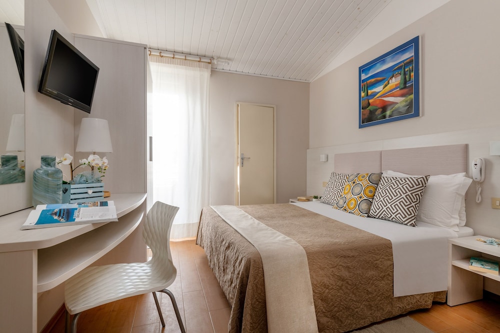 Hotel Eliseo 36/50