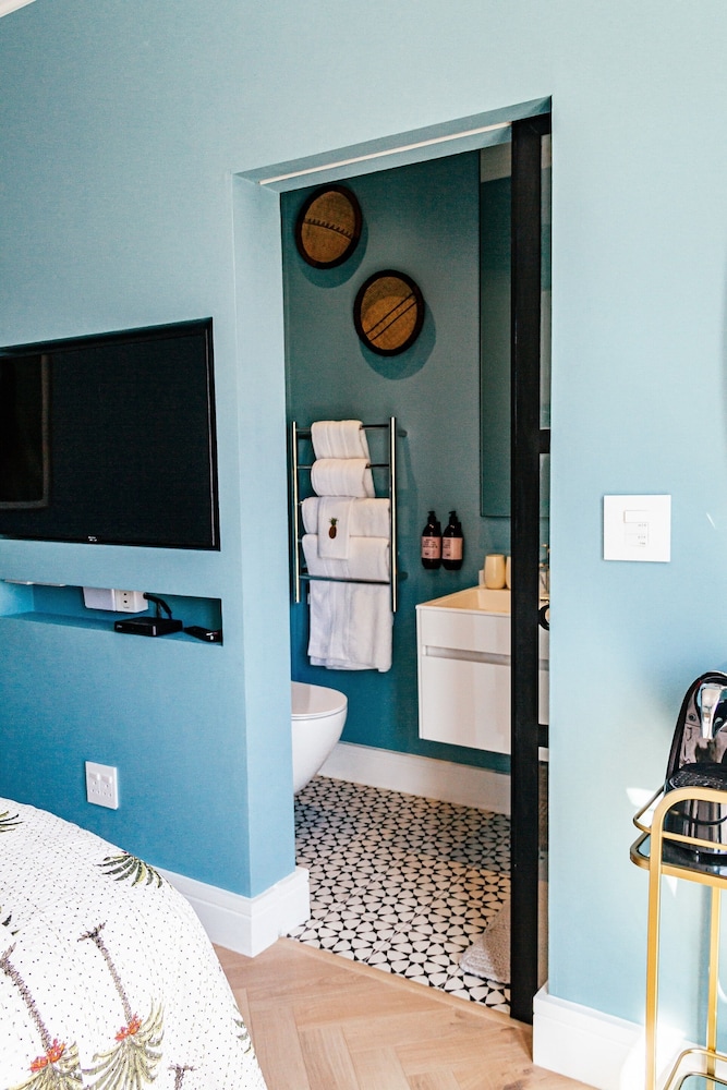 Pineapple House Boutique Hotel 46/50