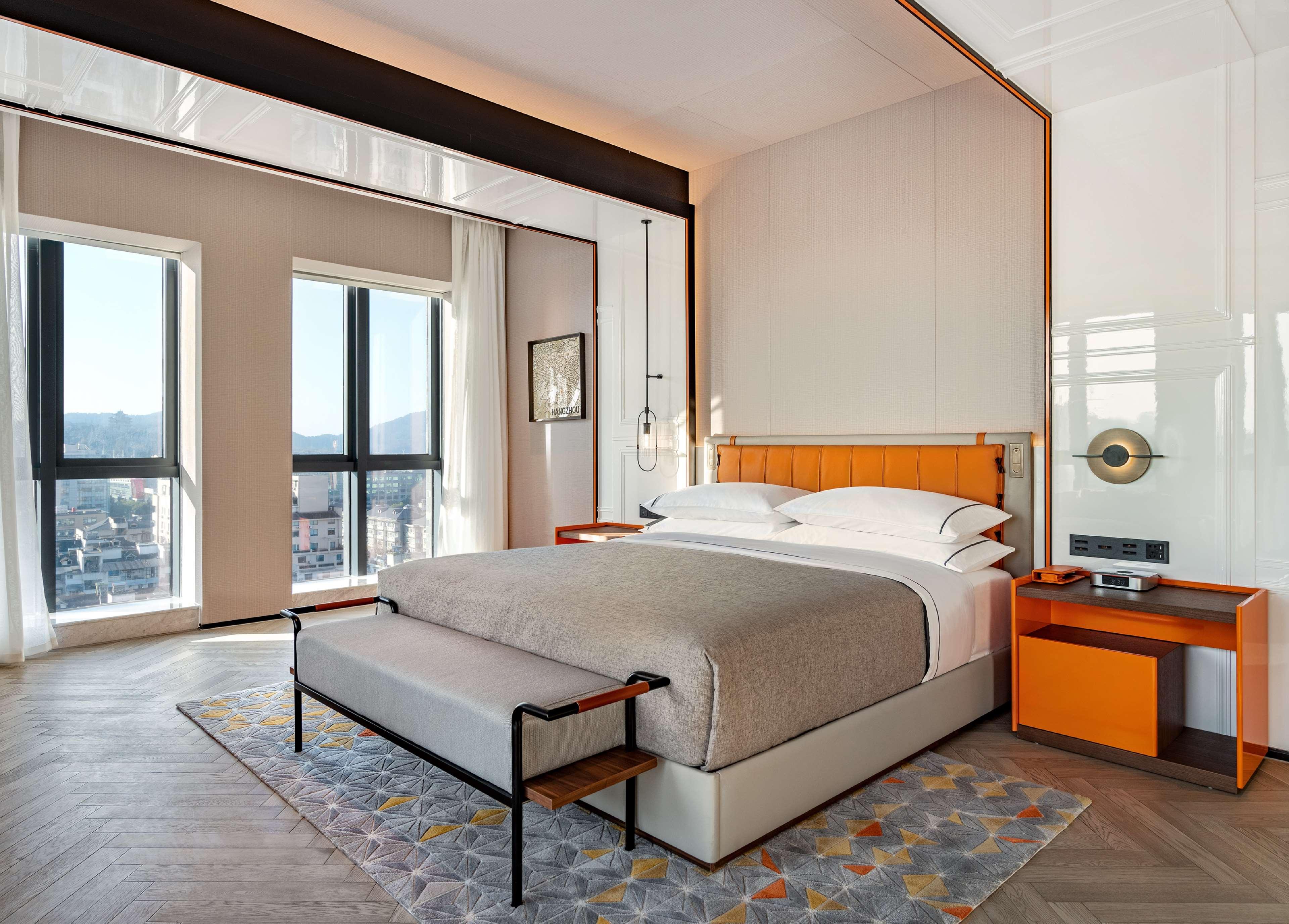 CANOPY, SUITE, KING BED