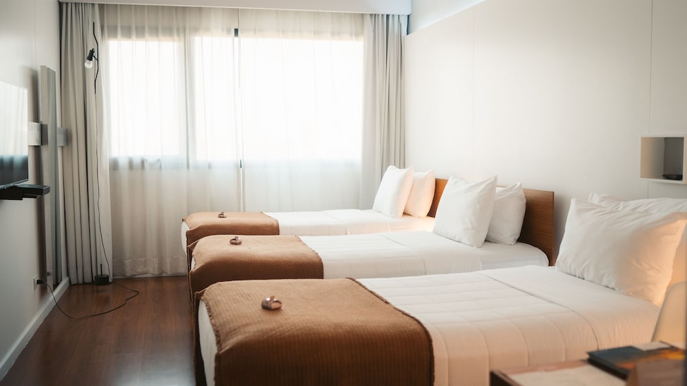ROOM, 3 BEDS