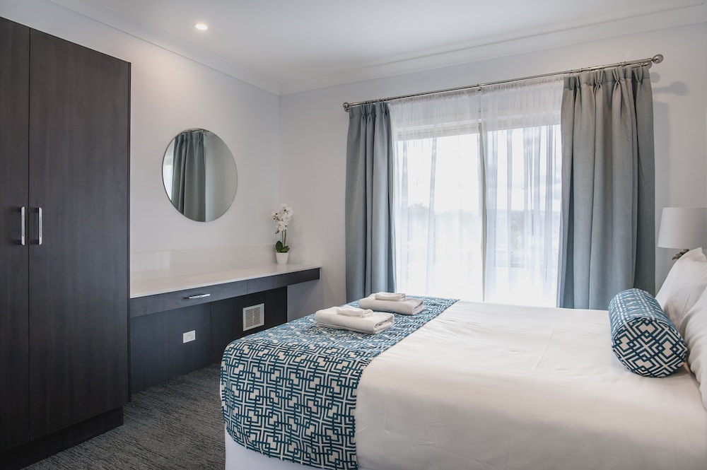 The Marina Hotel 24/66