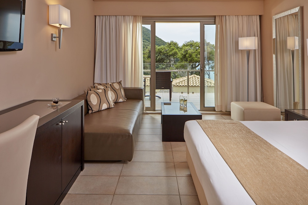 ROOM, DOUBLE BED, PARTIAL SEA VIEW