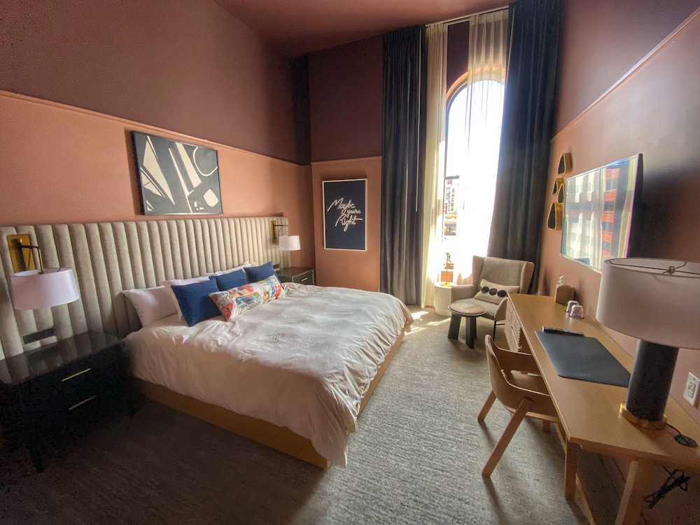 DELUXE, KING BED
