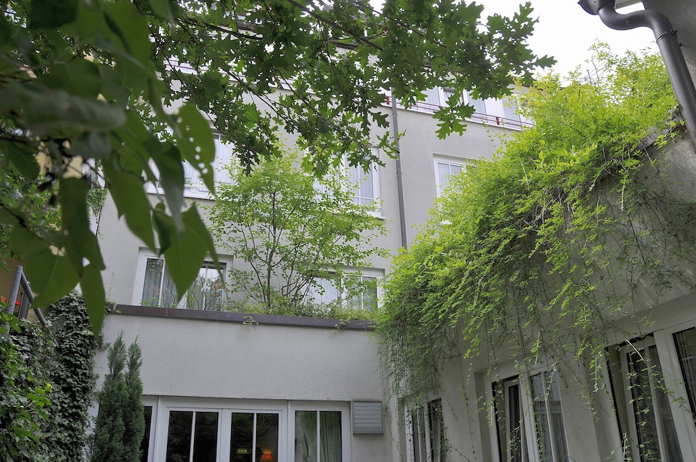 Garden Hotel 39/40