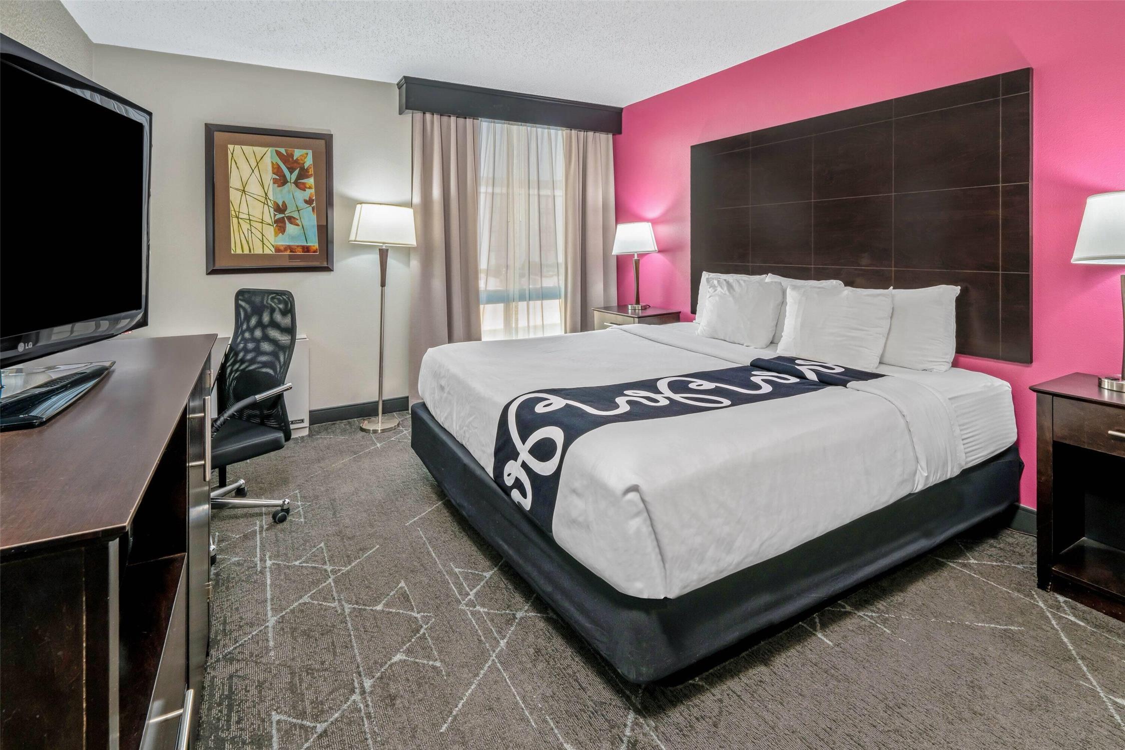 La Quinta Inn & Suites by Wyndham Dallas I-35 Walnut Hill Ln 12/46