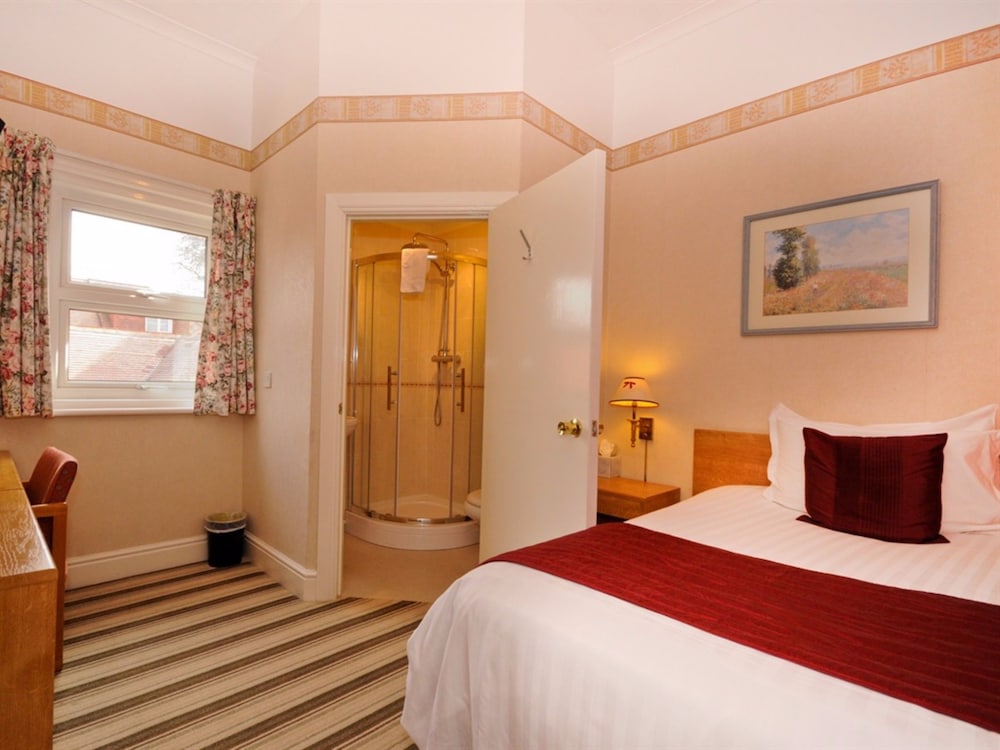 Denewood Hotel - Guest Accomodation 8/48