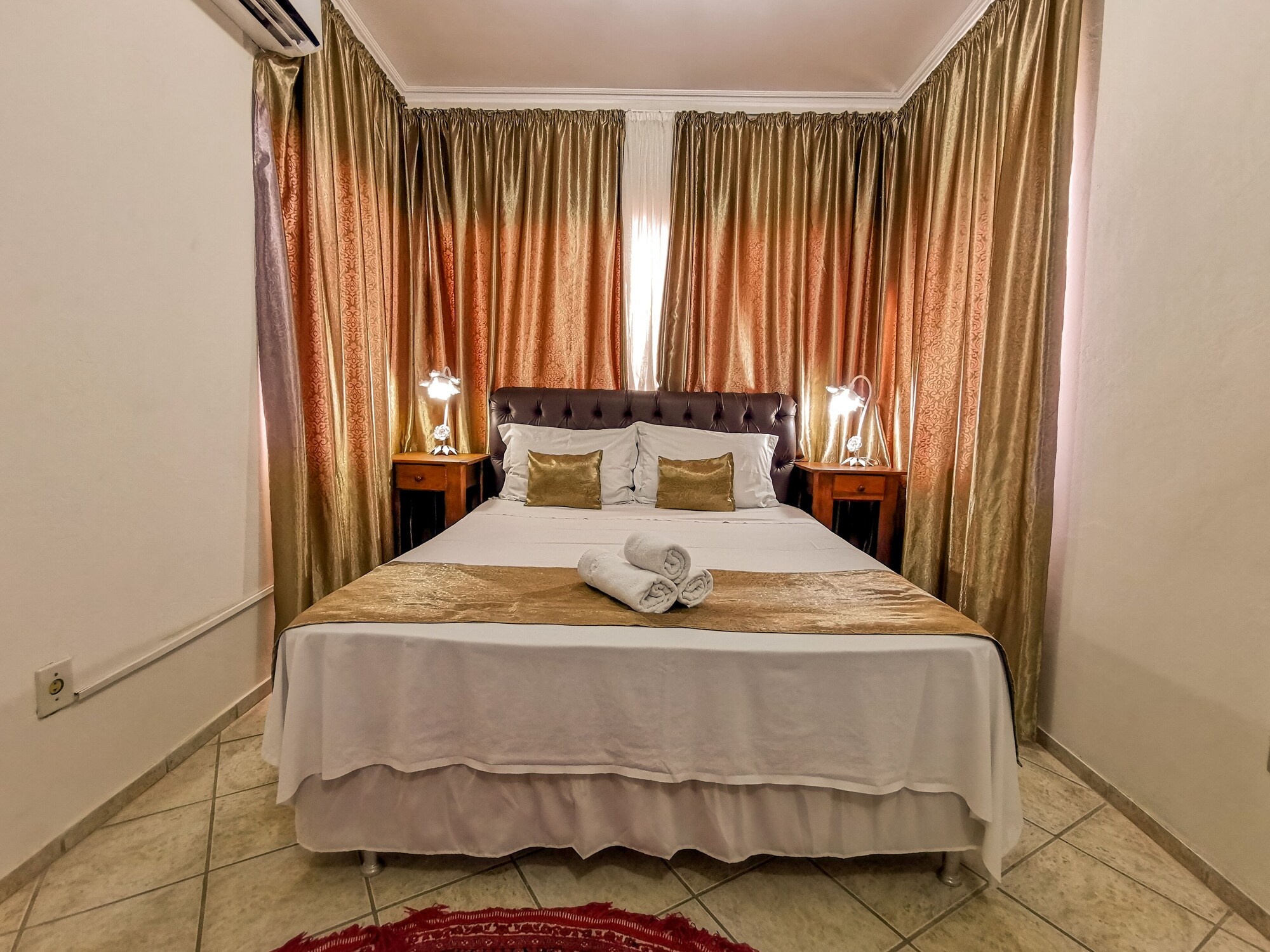ROOM, DOUBLE BED