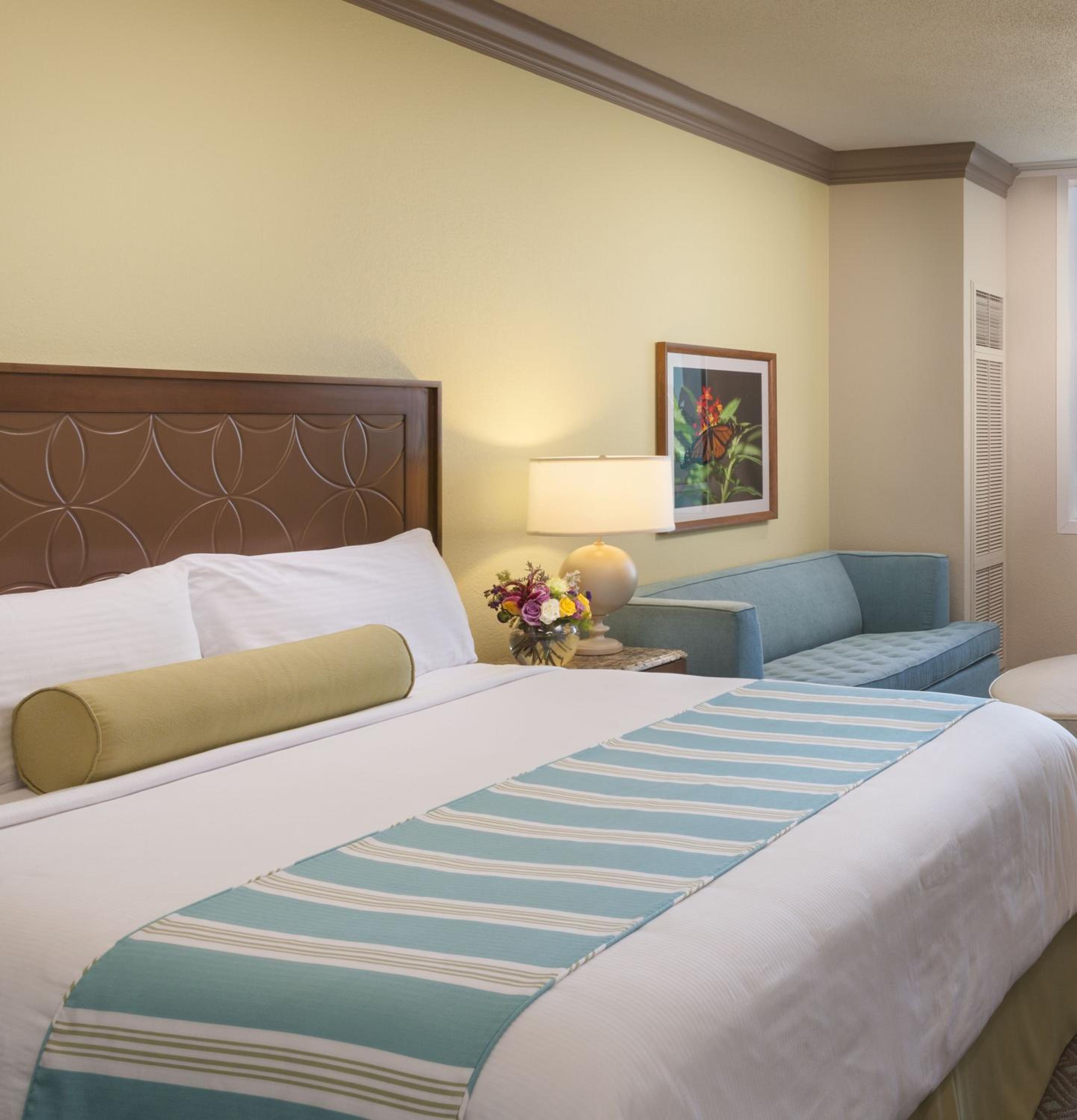 Room, King Bed, Island View