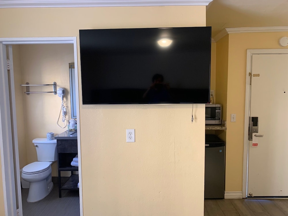 Oasis Inn & Suites 7/50