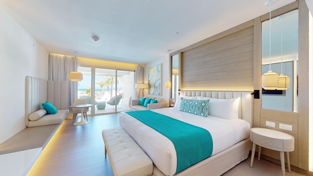 PRINCESS, SWIM OUT, JUNIOR SUITE