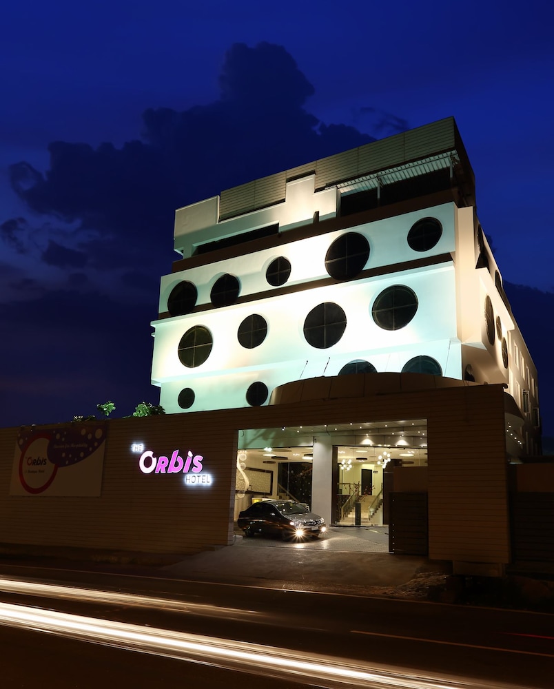 OYO Premium Airport Avinashi Road 1/17