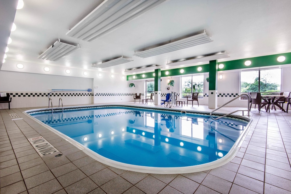 Comfort Suites Rochester Henrietta University Area 4/40
