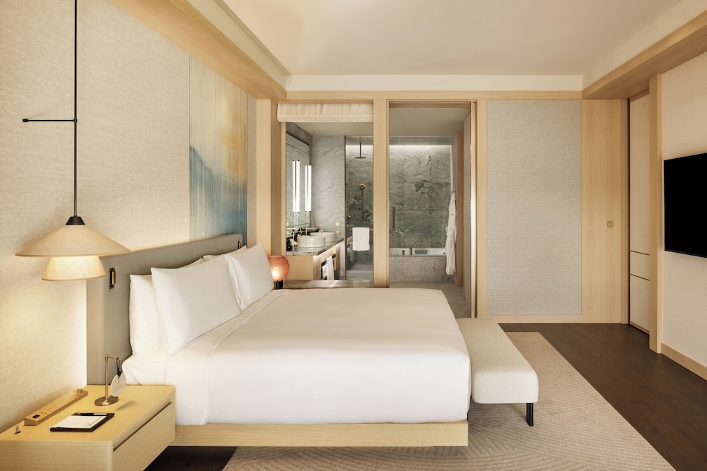 SIGNATURE, FAIRMONT GOLD, SUITE, KING BED, LOUNGE ACCESS