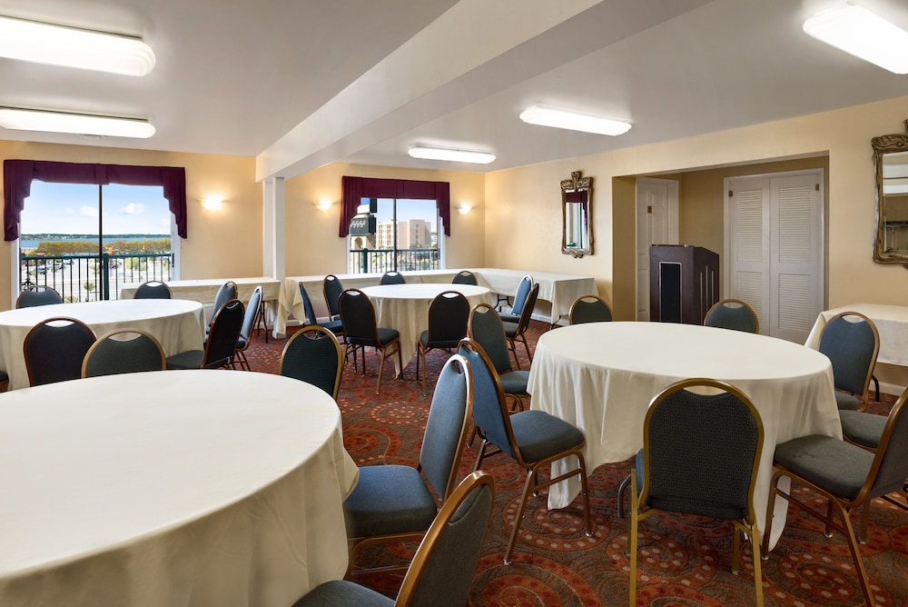 Days Inn by Wyndham Ocean City Oceanfront 40/64