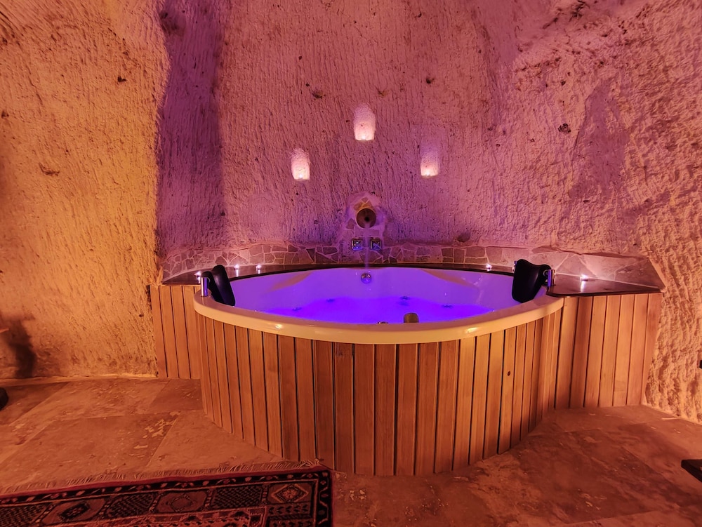Euphoria Cave House 29/50