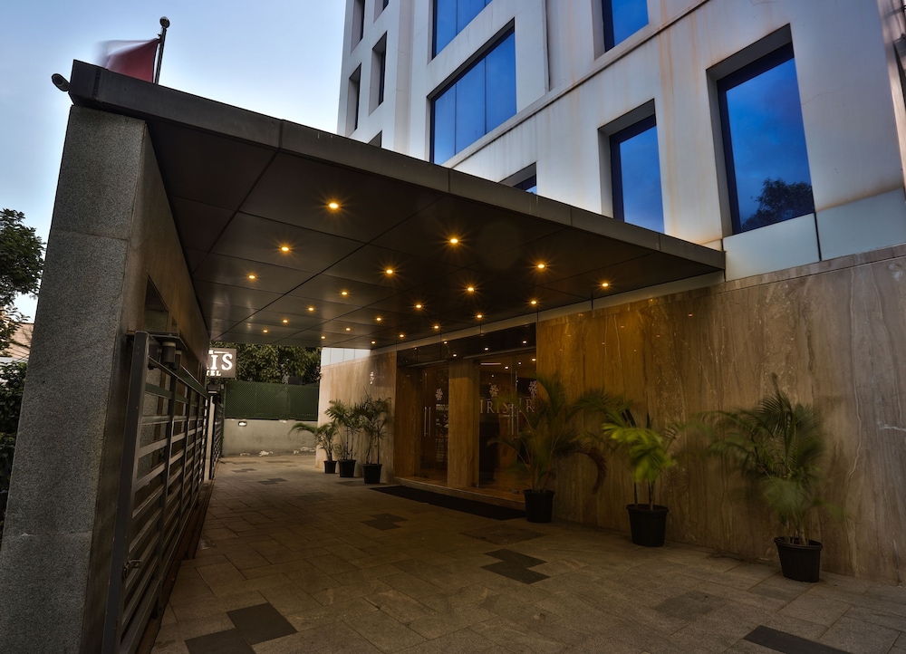 THE IRIS HOTEL 4/24