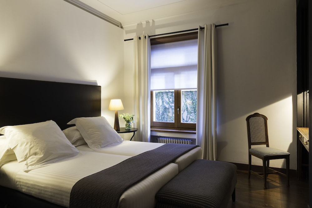 ROOM, SMALL