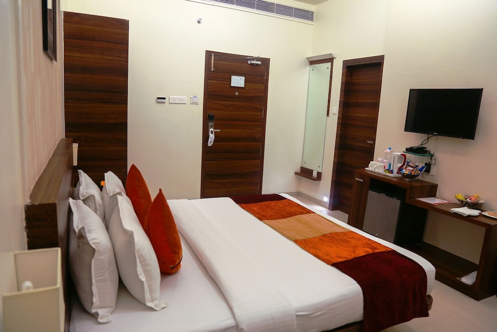 SAPNA CLARKS INN 26/47