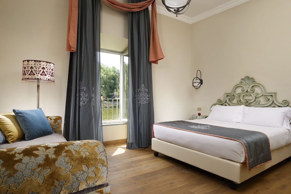SUITE, OPEN SPACE