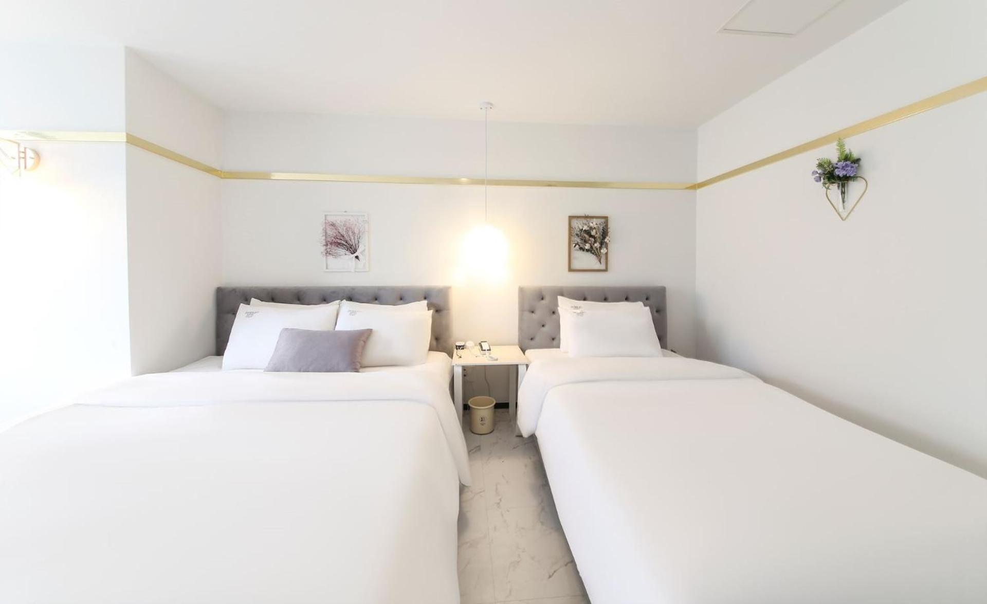 Deluxe, Twin Beds, Partial Beach View