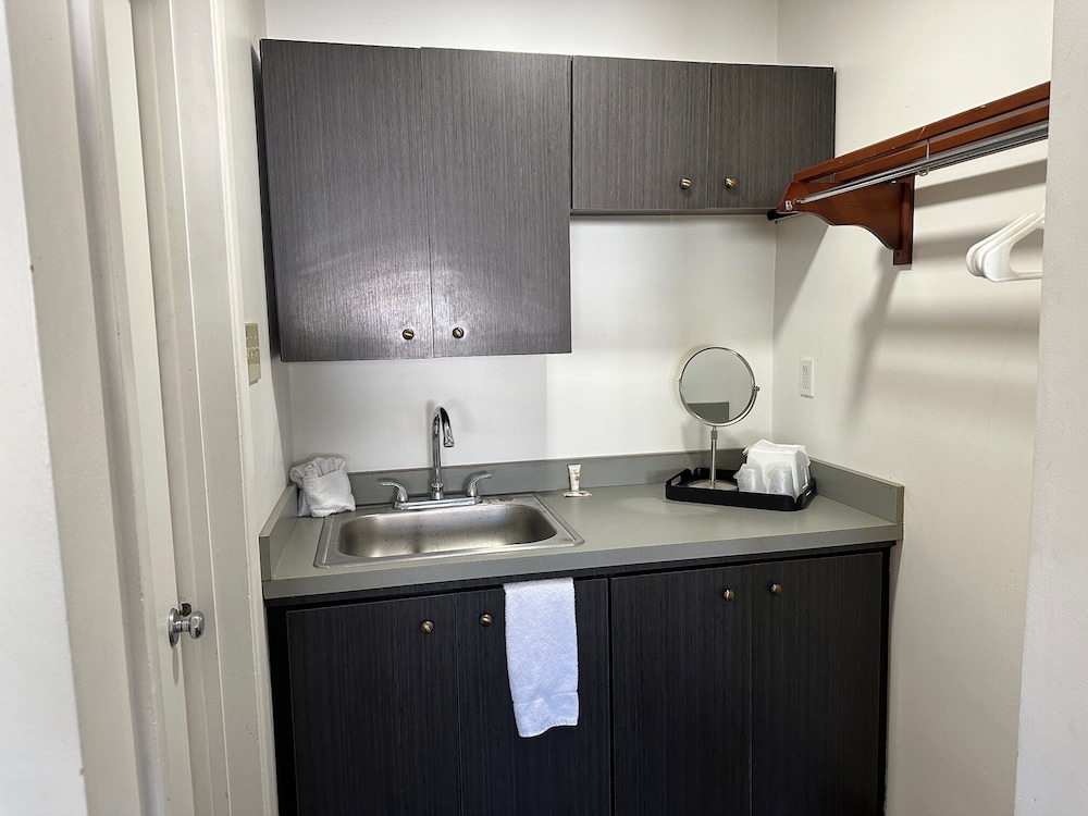 Desert Sands Inn & Suites Albuquerque 28/28