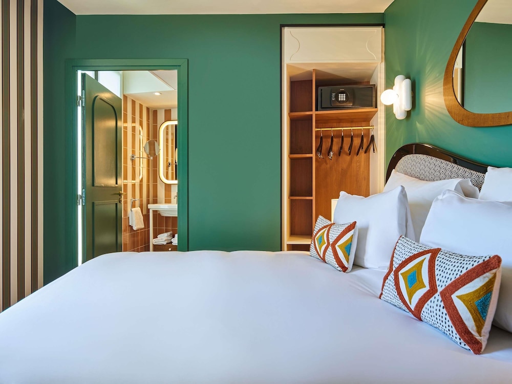 CLASSIC, QUEEN BED