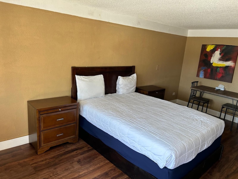 STANDARD, QUEEN BED, CITY VIEW