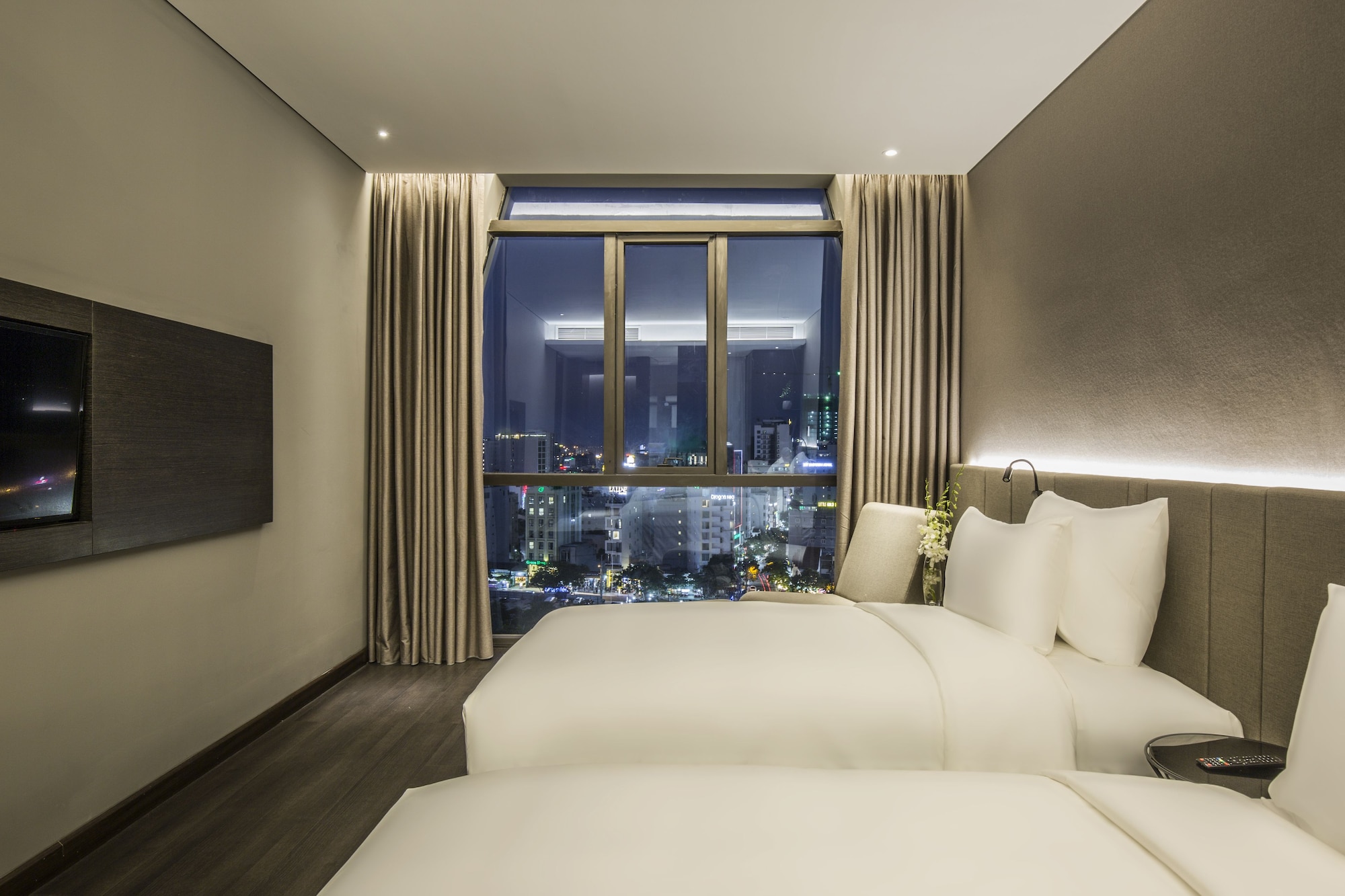DELUXE, TWIN BEDS, PARTIAL SEA VIEW