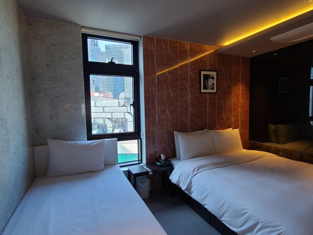 DELUXE, TWIN BEDS