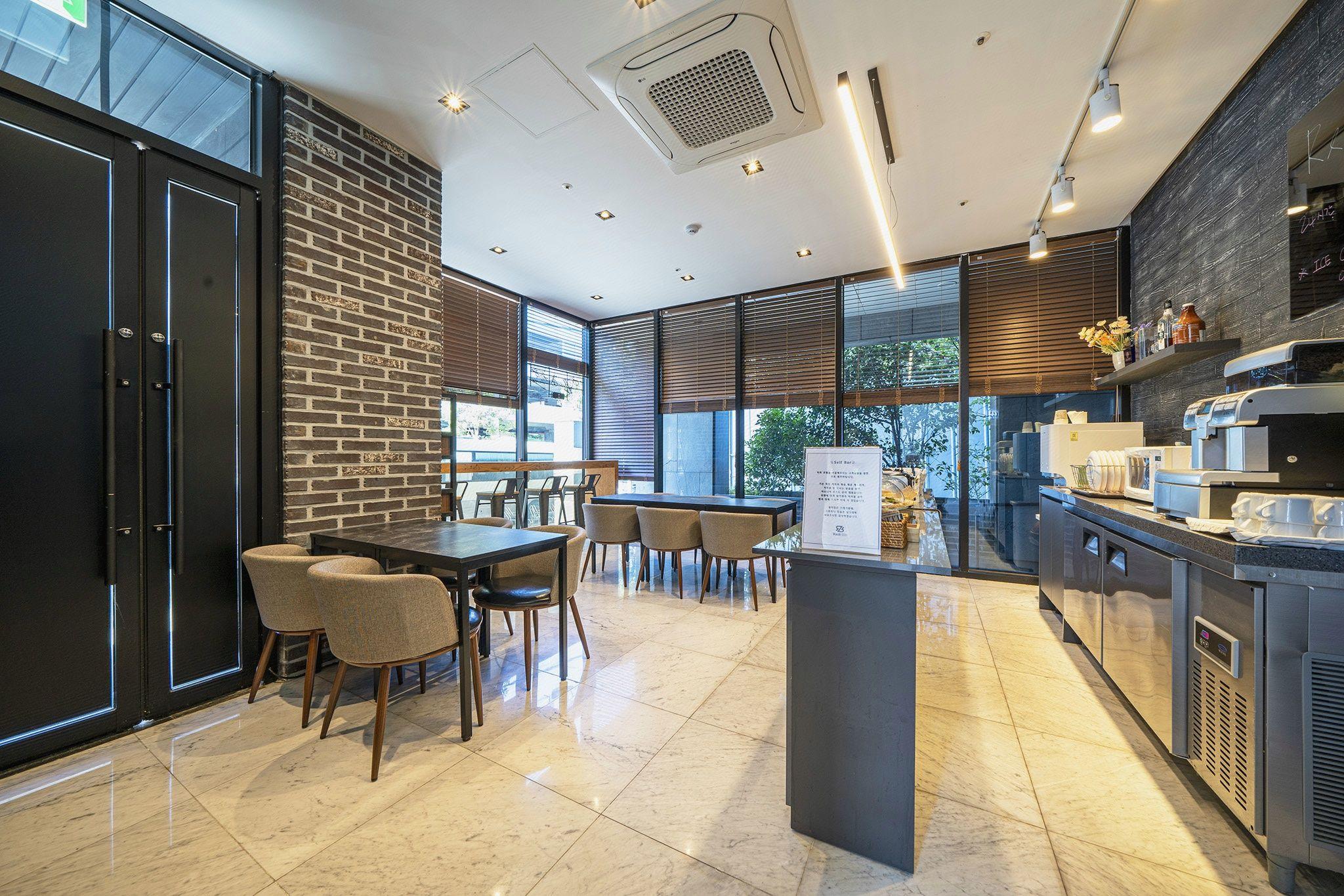 R&B Business Hotel 40/42
