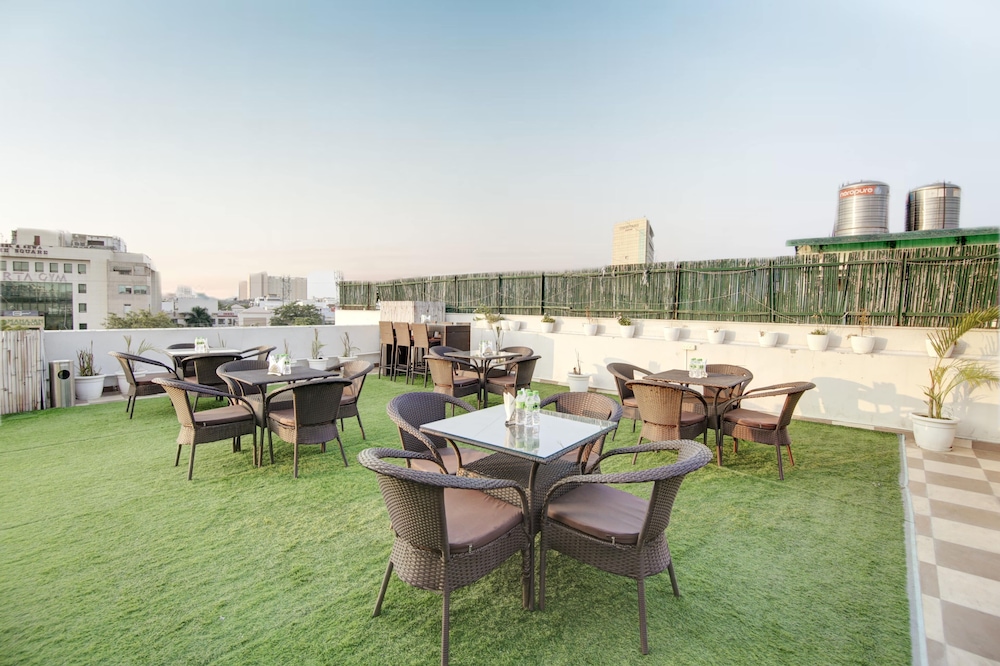 Saltstayz Hotel Huda City Center 40/49
