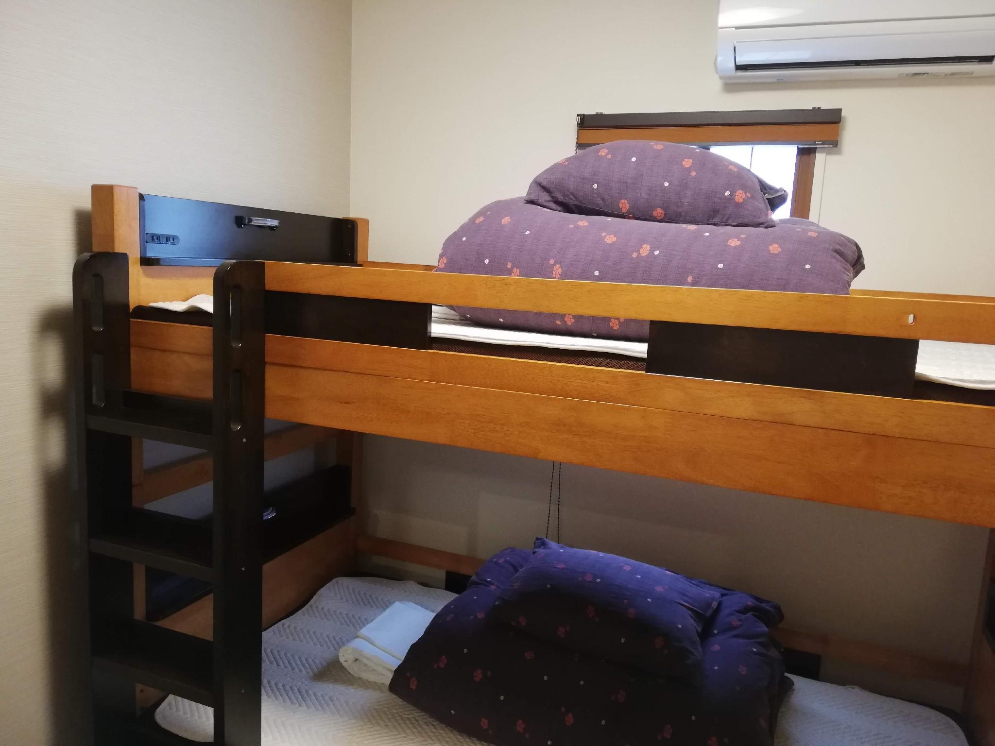 ECONOMY, TWIN BEDS, SHARED BATHROOM