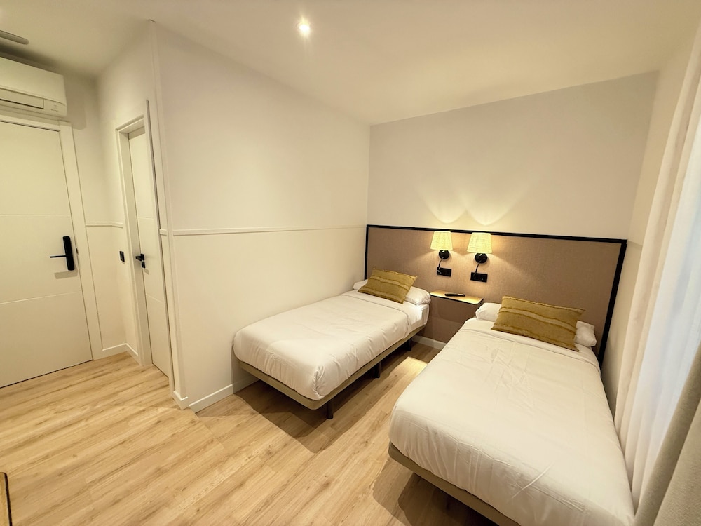 STANDARD, TWIN BEDS, PRIVATE BATHROOM