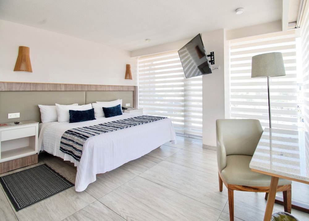 STANDARD, KING BED, BALCONY
