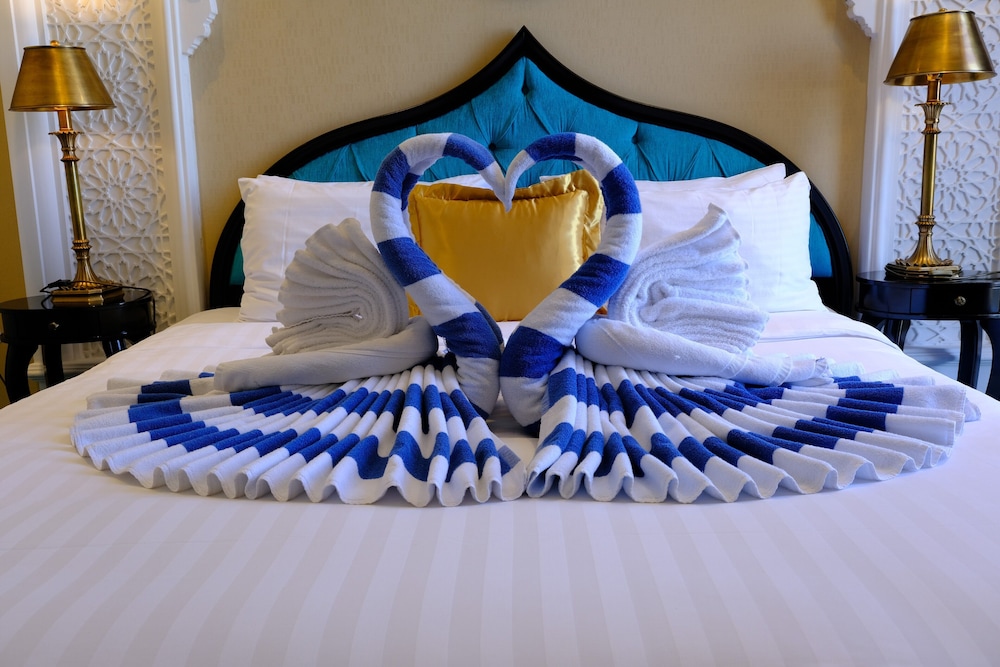 Saraya Corniche Hotel 24/83