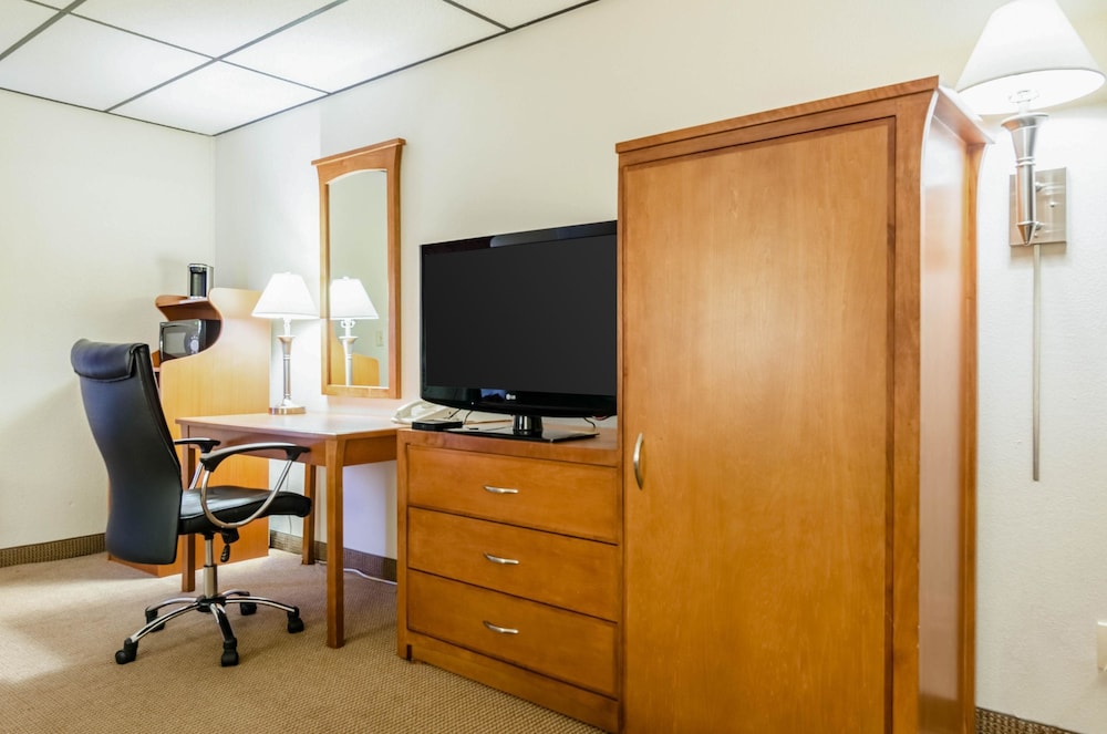 Wyndham Garden Salina Conference Center 23/26