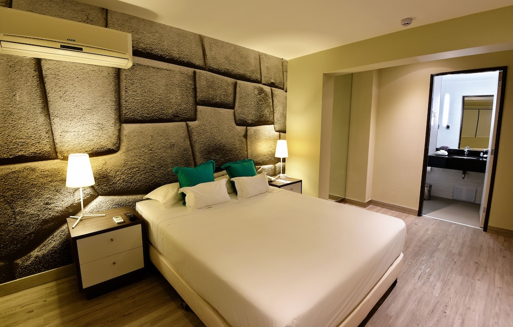 STANDARD, QUEEN BED