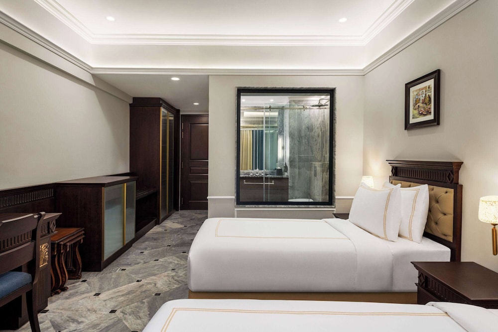 DELUXE, TWIN BEDS, POOL VIEW