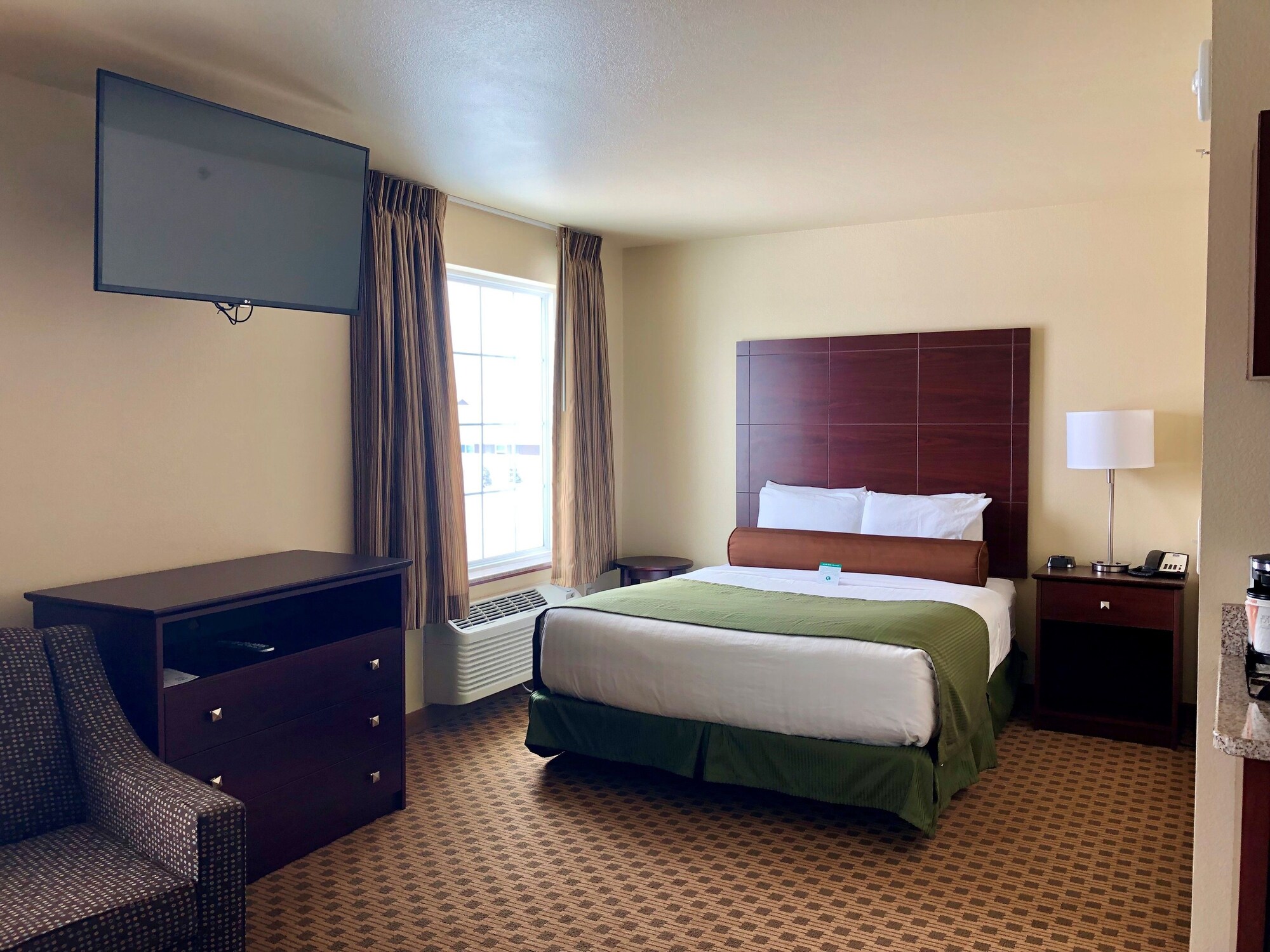 STUDIO, QUEEN BED, SOFA, ACCESSIBLE