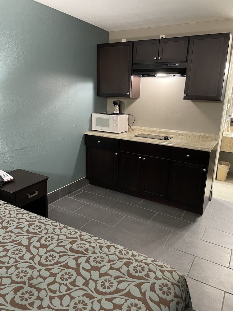 Days Inn & Suites By Wyndham Collierville Germantown Area 10/25
